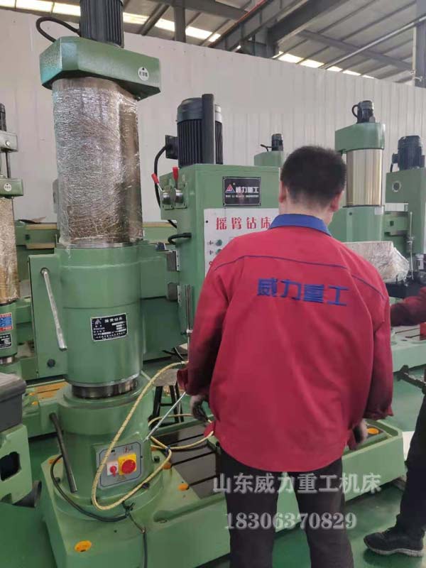 液壓搖臂鉆床車間實(shí)物圖